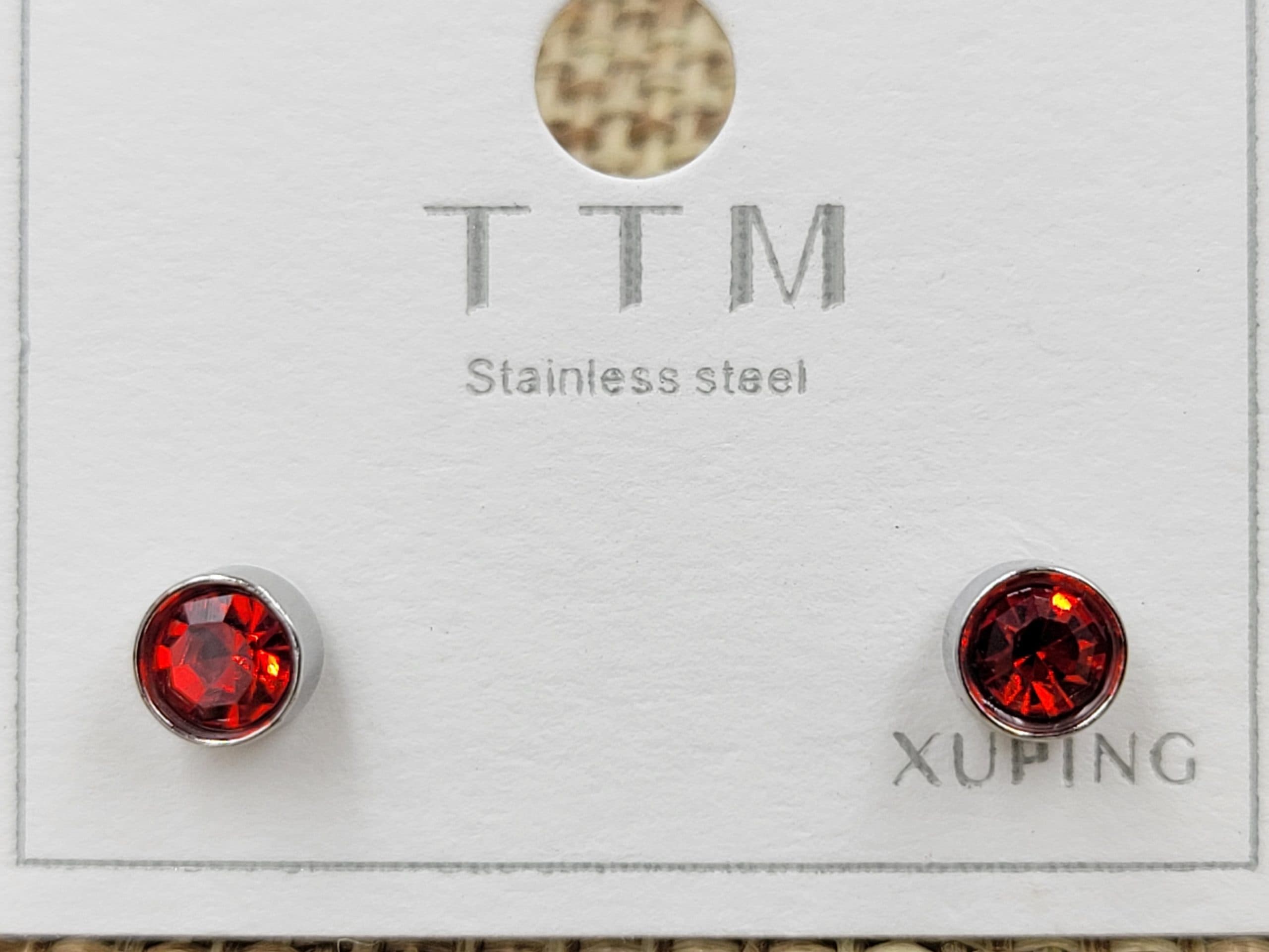 Гвоздики ТТМ Xuping з червоним фіанітом 5 мм родий