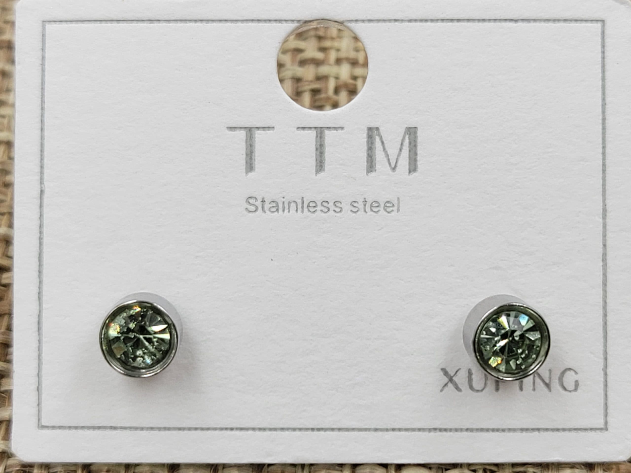 Гвоздики ТТМ Xuping  з світло-зеленим фіанітом 5 мм родий