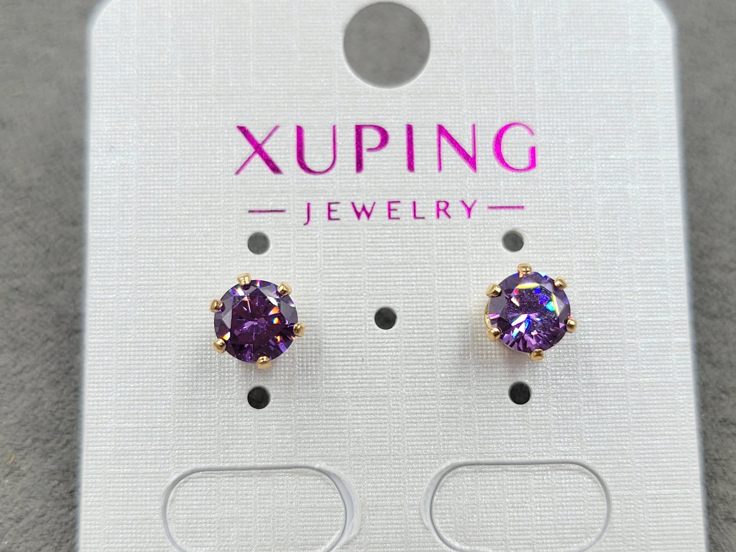 Гвоздики Xuping 6 мм з бузковим стразом колір 18к