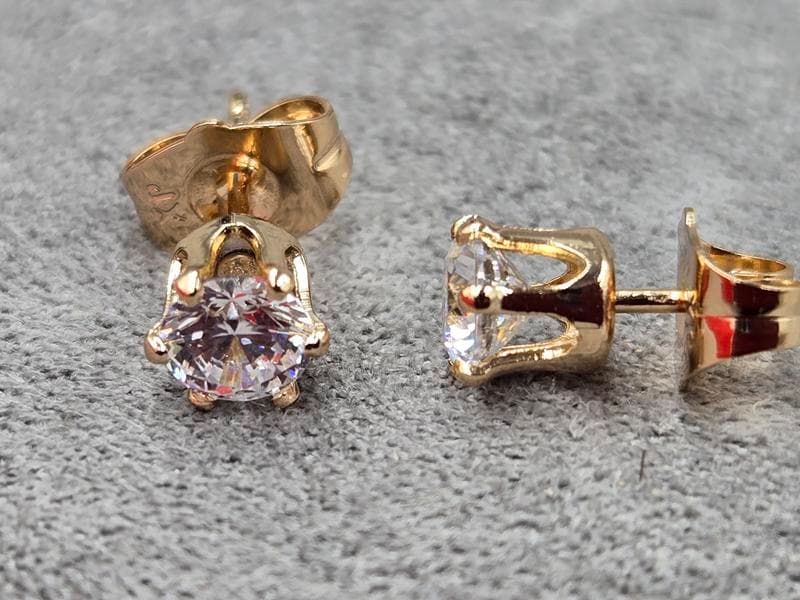 Гвоздики Xuping 5,5 мм колір 18к