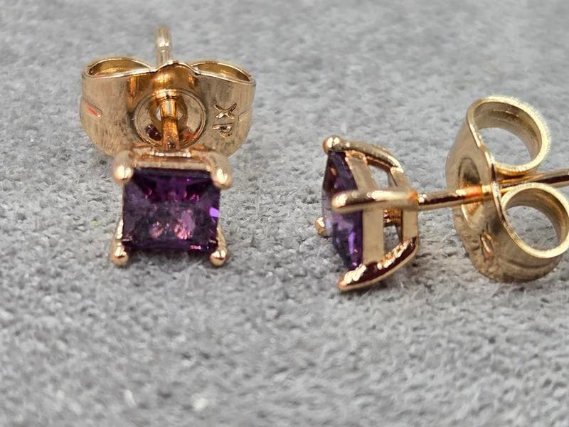 Гвоздики Xuping з аметистовим стразом 5 мм колір 18к