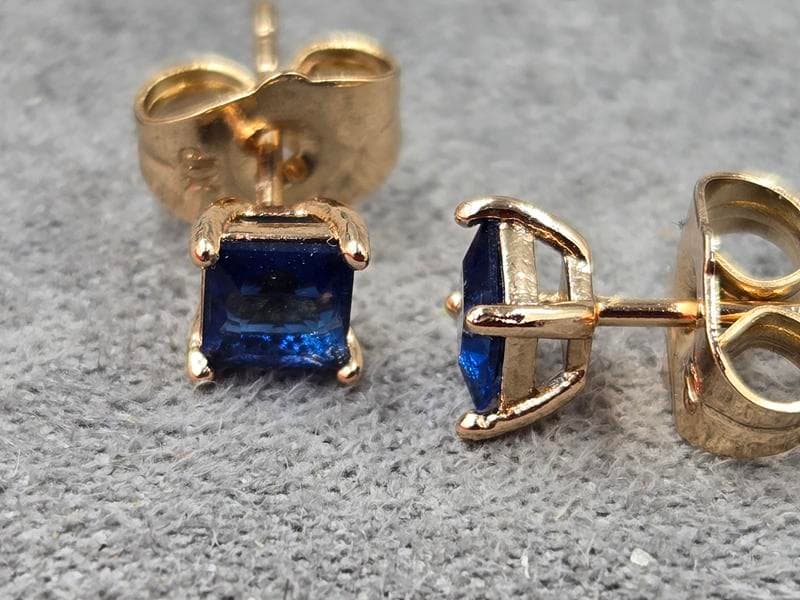 Гвоздики Xuping з синім стразом 5 мм колір 18к