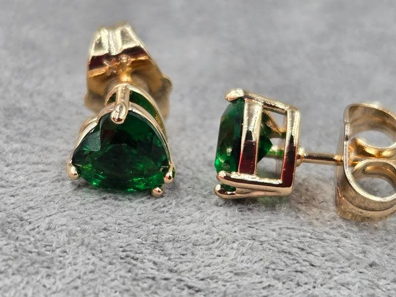 Гвоздики Xuping серце 6 мм с зеленим стразом колір 18к