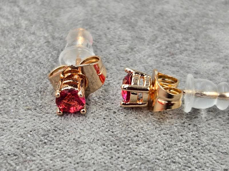 Гвоздики M&L Xuping з малиновим стразом 4 мм колір 18к